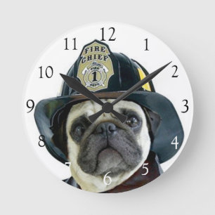 Horloge ronde de chien de carlin de pompier
