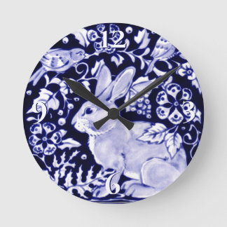 Horloge Ronde Dedham Blue Rabbit, Classic Blue & White Design