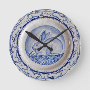 Horloge Ronde "Dedham Blue" Rabbit Design Horloge, Bleu & Blanc