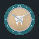 Horloge Ronde Dent | Numéros romains dentaires Gold & Silver Cya<br><div class="desc">Elégante horloge murale pour un dentiste avec une dent blanche brillante au-dessus d'une feuille d'or et des chiffres romains blancs.</div>