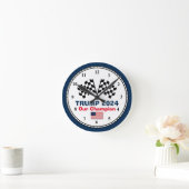 Horloge ronde des drapeaux de course Trump 2024 (Maison)
