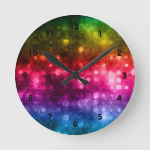 Horloge Ronde Design Bokeh vert, rouge, violet et bleu arc-en-ci