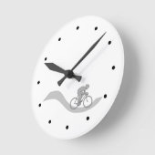 Horloge Ronde Design élégant à thème cycliste en gris. (Angle)