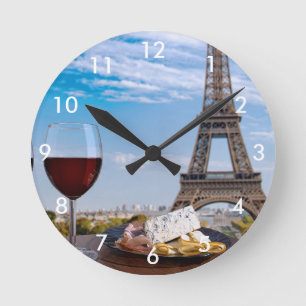 Horloge Ronde Deux verres de vin en café à Paris