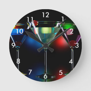 Horloge Ronde Différents cocktails dans des lunettes à martini é