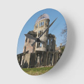 Horloge Ronde Dôme de la bombe atomique, Hiroshima, Japon (Angle)