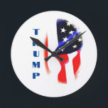 Horloge Ronde Donald Trump American Flag Pop Art<br><div class="desc">Symboles et Emblèmes nationaux américains - Drapeau des États-Unis d'Amérique</div>