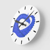 Horloge Ronde Dragon de coeur bleu sur blanc (Angle)