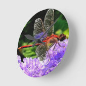 Horloge Ronde Dragonfly rouge sur Violet Violet Fleurs (Angle)