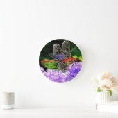 Horloge Ronde Dragonfly rouge sur Violet Violet Fleurs (Maison)