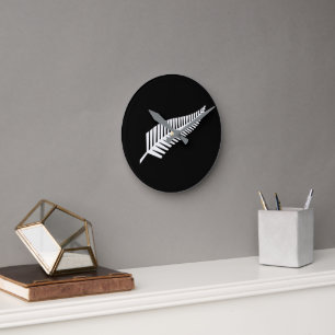 Horloge Ronde Drapeau à fougère argentée (NZ)