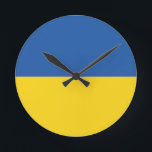Horloge Ronde Drapeau d'Ukraine<br><div class="desc">Le drapeau de l'Ukraine est une bannière de deux bandes horizontales de taille égale de bleu et jaune. Le dessus représente le ciel et le jaune représente le blé. Le drapeau national de l'Ukraine</div>