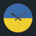 Horloge Ronde Drapeau d'Ukraine<br><div class="desc">Le drapeau de l'Ukraine est une bannière de deux bandes horizontales de taille égale de bleu et jaune. Le dessus représente le ciel et le jaune représente le blé. Le drapeau national de l'Ukraine</div>