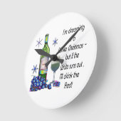 Horloge Ronde Dreaming of White Christmas, Funny Wine Art (Angle)