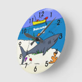 Horloge Ronde Drôle requin couché et dessin animé de pêche (Angle)