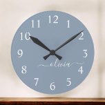 Horloge Ronde Dusty Blue Modern Script Elegant Monogram Name<br><div class="desc">Dusty Blue Simple Script Monogram Name Clock. This makes the perfect sweet 16 birthday,  wedding,  bridal shower,  anniversary,  baby shower or bachelorette party gift for someone that loves glam luxury and chic styles.</div>