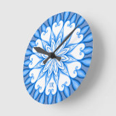 Horloge Ronde Elégant esthétique blanc & bleu Mandala Monogramme (Angle)
