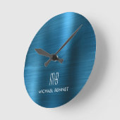Horloge Ronde Élégant Monogramme Brossé Métallique Bleu (Angle)