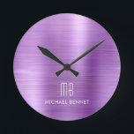 Horloge Ronde Élégant Monogramme violet brossé métal<br><div class="desc">Élégant Monogramme Purple Brossé Personnalisé Horloge Ronde.</div>