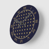 Horloge Ronde Elegant Navy Blue et Gold Damask (Angle)