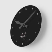Horloge Ronde Élégant Noir Noir Blush Pink Script Monogramme (Angle)