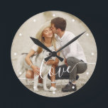 Horloge Ronde Élégant script "Amour" Photo personnalisée<br><div class="desc">Ajoutez votre photo préférée de vos dernières vacances,  mariage ou occasion spéciale.</div>