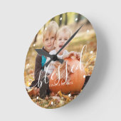 Horloge Ronde Élégant script "Béni" Photo personnalisée (Angle)