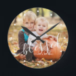 Horloge Ronde Élégant script "Béni" Photo personnalisée<br><div class="desc">Ajoutez votre photo préférée de vos dernières vacances,  mariage ou occasion spéciale.</div>