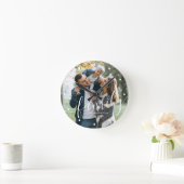 Horloge Ronde Élégant Script "Famille" Photo personnalisée (Maison)