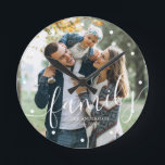 Horloge Ronde Élégant Script "Famille" Photo personnalisée<br><div class="desc">Ajoutez votre photo préférée de vos dernières vacances,  mariage ou occasion spéciale.</div>