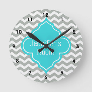 Horloge Ronde Élégant, tendance, moderne gris, chevron bleu aqua