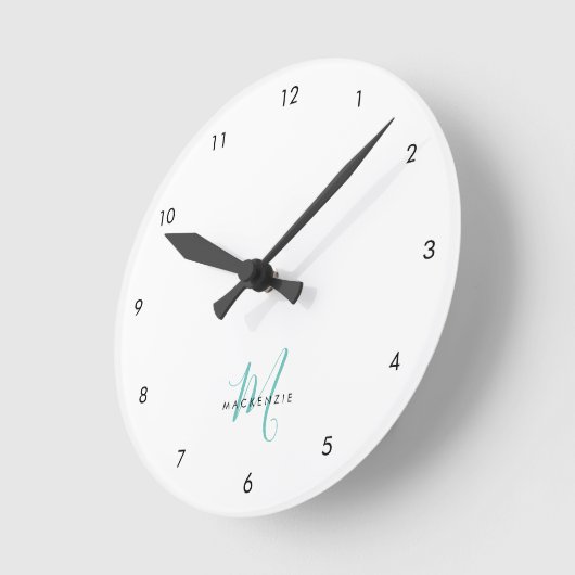 Horloge Ronde Élégant Turquoise de script blanc moderne Monogram (Angle)