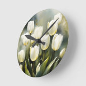 Horloge Ronde Élégante bande de tulipes blanches dans un jardin (Angle)