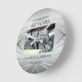 Horloge Ronde Élégante photo personnalisée 60e anniversaire Mari (Angle)