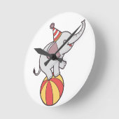 Horloge Ronde Éléphant de cirque mignon sur un ballon – Illustra (Angle)