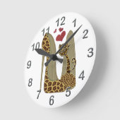 Horloge Ronde Empreinte de léopard Stiletto Chaussures et Coeurs (Angle)