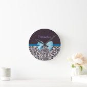 Horloge Ronde Empreinte de léopard tendance et ruban bleu avec n (Maison)