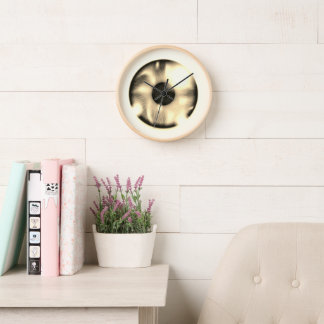 Horloge ronde en bois marron avec iris sépia de 25