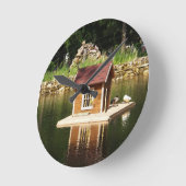Horloge Ronde Étang avec maison d'oiseaux (Angle)