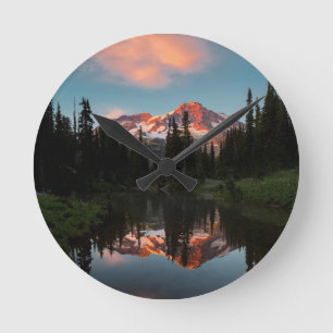 Horloge Ronde États-Unis, État de Washington. Mt. Rainier réfléc