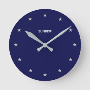 Horloge Ronde Étoiles argentées scintillantes sur fond bleu mari