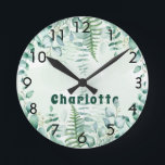 Horloge Ronde Eucalyptus nom de la forêt boisée<br><div class="desc">Un arrière - plan vert et blanc à l'eau. Décoré de feuillage de verdure d'eucalyptus et de fougère de bois. Personnalisez et ajoutez un nom.</div>