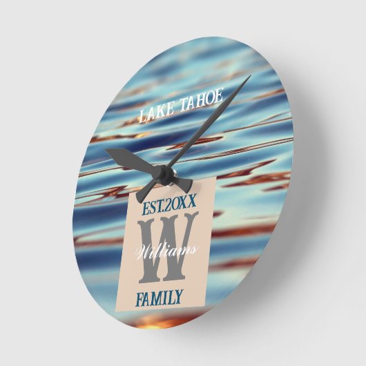 Horloge Ronde Famille d'eau du lac Monogramme (Angle)