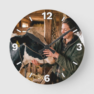Horloge Ronde Female Farmer Petting Cow Rustic Barn Decor