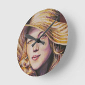 Horloge Ronde Femme avec le casquette (Angle)