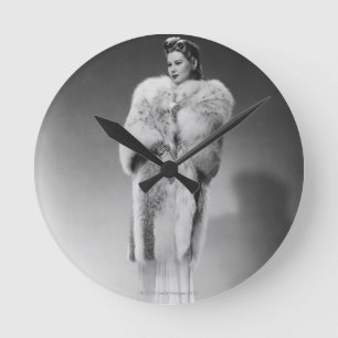Horloge Ronde Femme dans la robe de soirée 2