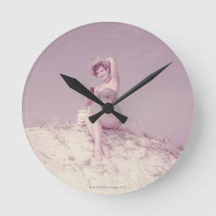 Horloge Ronde Femme détendant sur la plage