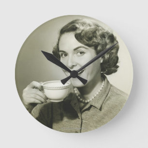 Horloge Ronde Femme tenant des tasses
