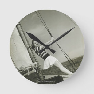 Horloge Ronde Femme tenant le calage sur le yacht