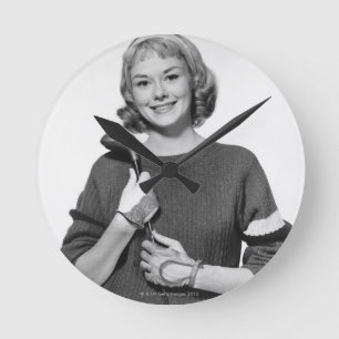 Horloge Ronde Femme tenant le club de golf